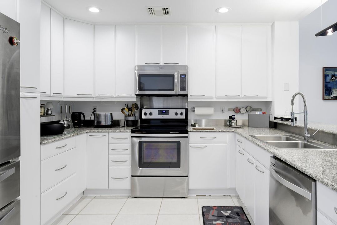 For Sale: $459,000 (2 beds, 2 baths, 1874 Square Feet)