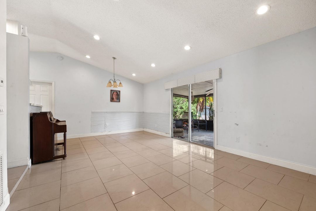 For Sale: $305,000 (3 beds, 2 baths, 1032 Square Feet)