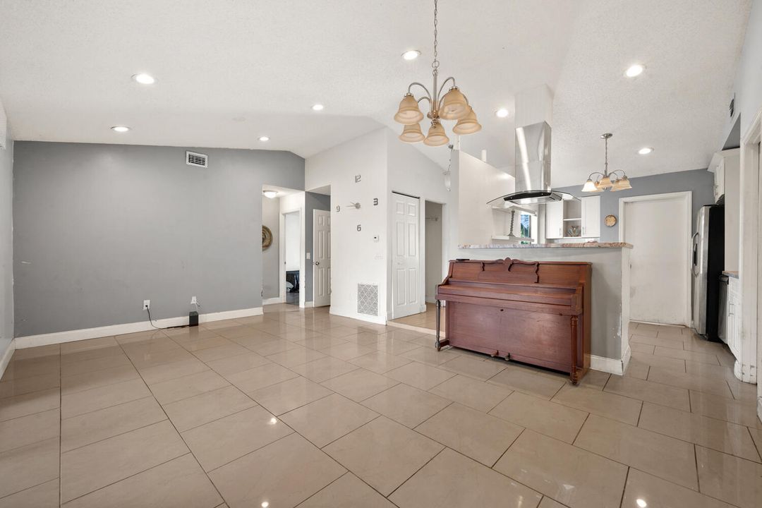 For Sale: $305,000 (3 beds, 2 baths, 1032 Square Feet)