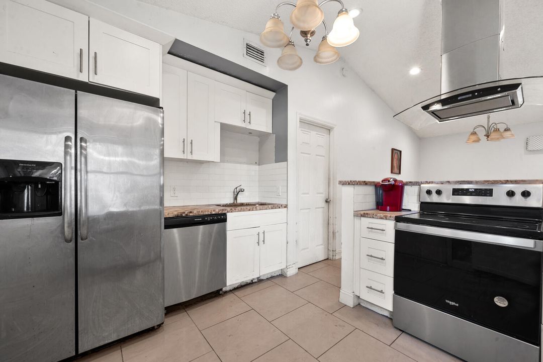 For Sale: $305,000 (3 beds, 2 baths, 1032 Square Feet)