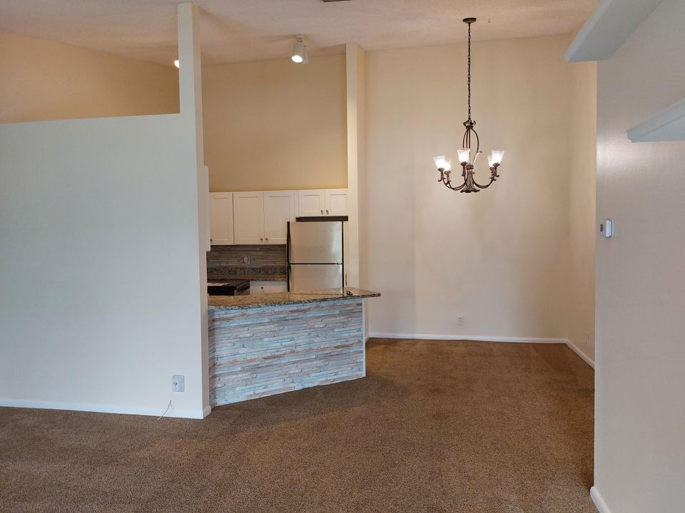 For Rent: $2,300 (2 beds, 2 baths, 1025 Square Feet)