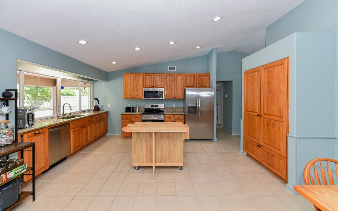 For Sale: $589,500 (3 beds, 2 baths, 2088 Square Feet)