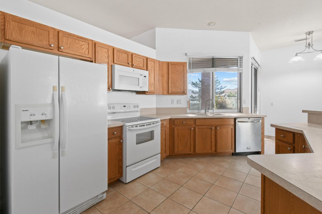 Active With Contract: $2,300 (3 beds, 2 baths, 2107 Square Feet)