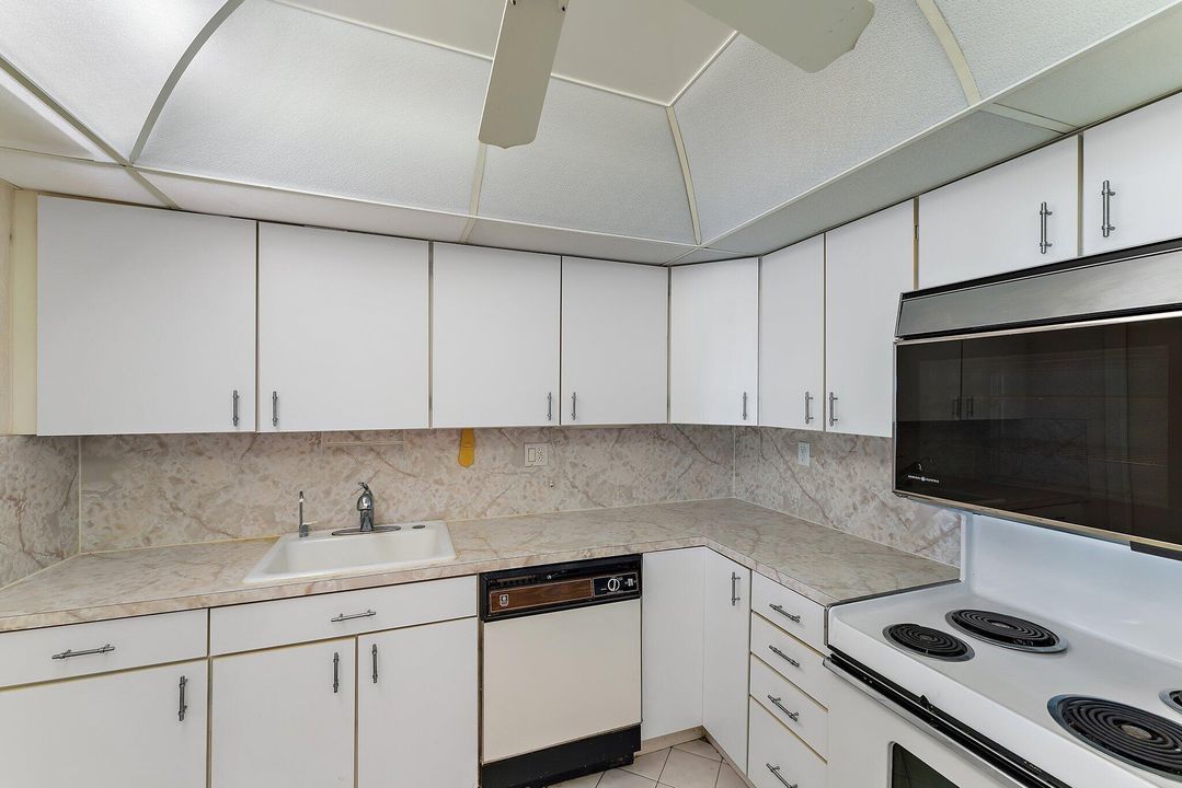 For Sale: $330,000 (2 beds, 2 baths, 1176 Square Feet)