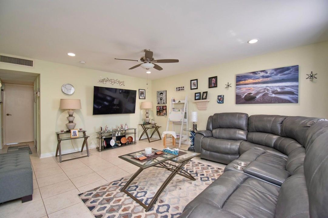 Active With Contract: $1,600 (2 beds, 2 baths, 880 Square Feet)