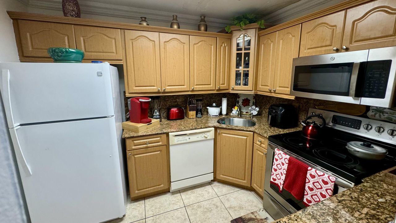 For Sale: $220,000 (2 beds, 2 baths, 937 Square Feet)