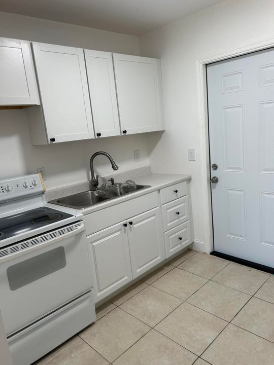 For Rent: $1,850 (2 beds, 1 baths, 695 Square Feet)