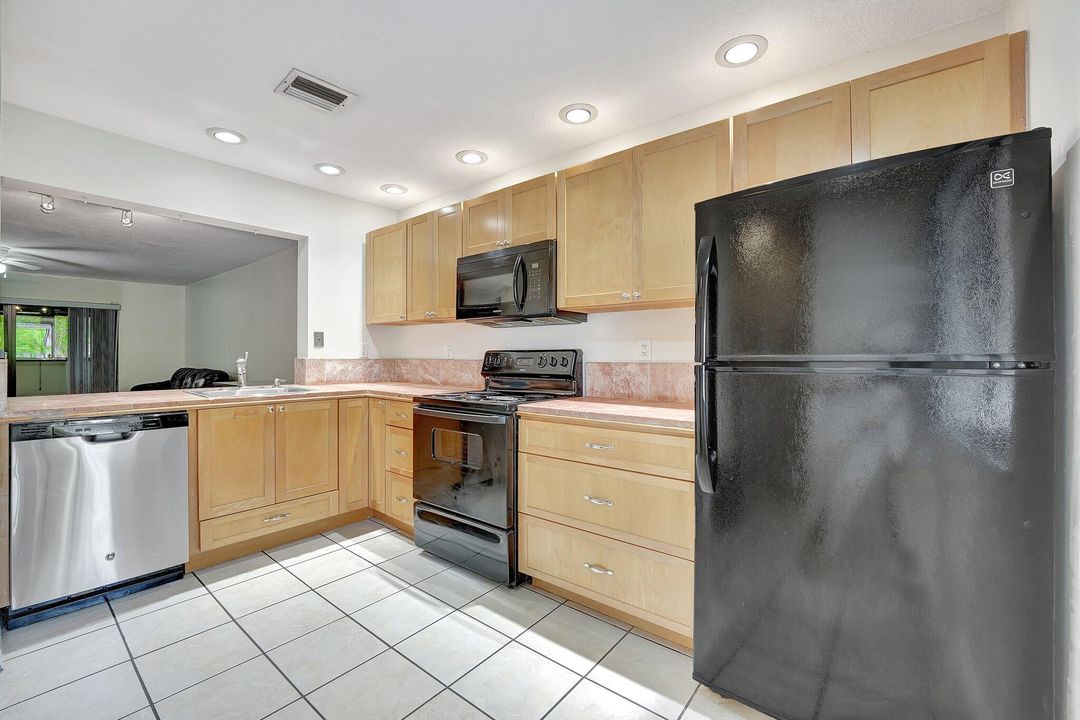 For Sale: $158,000 (2 beds, 2 baths, 1019 Square Feet)