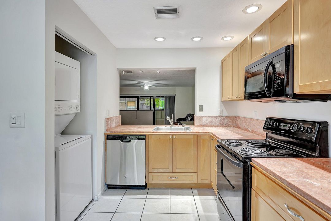 For Sale: $158,000 (2 beds, 2 baths, 1019 Square Feet)