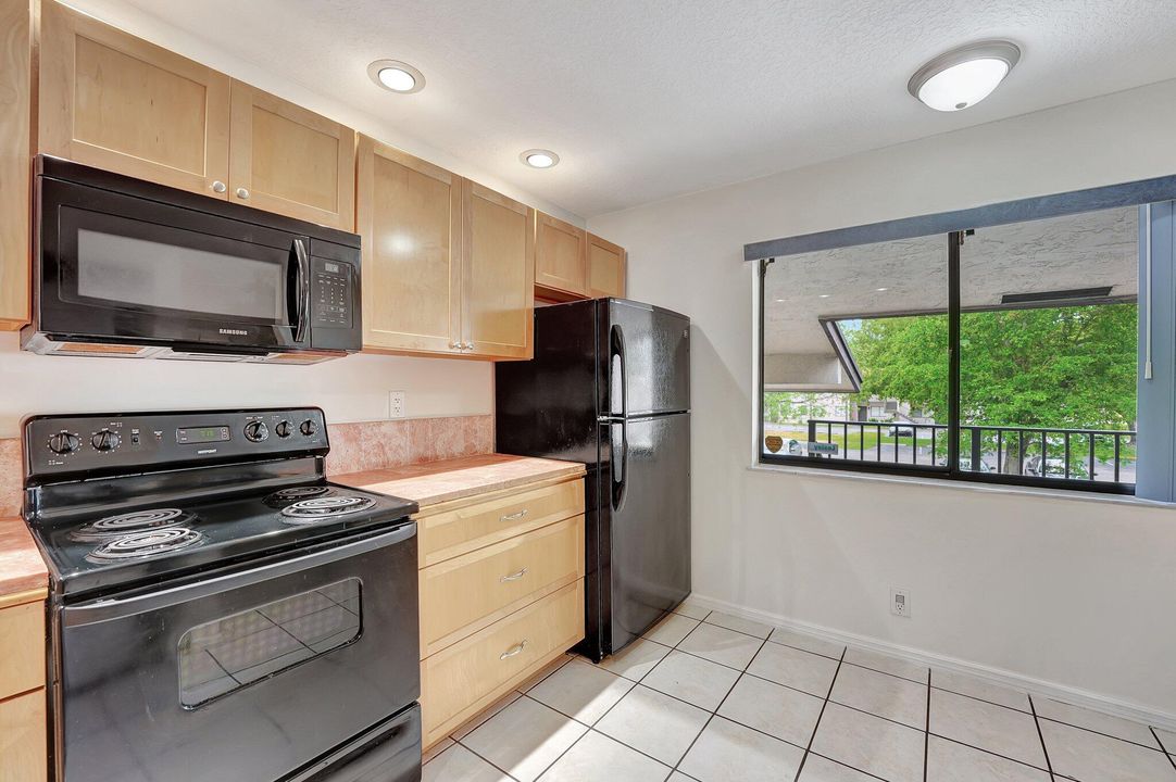 For Sale: $158,000 (2 beds, 2 baths, 1019 Square Feet)