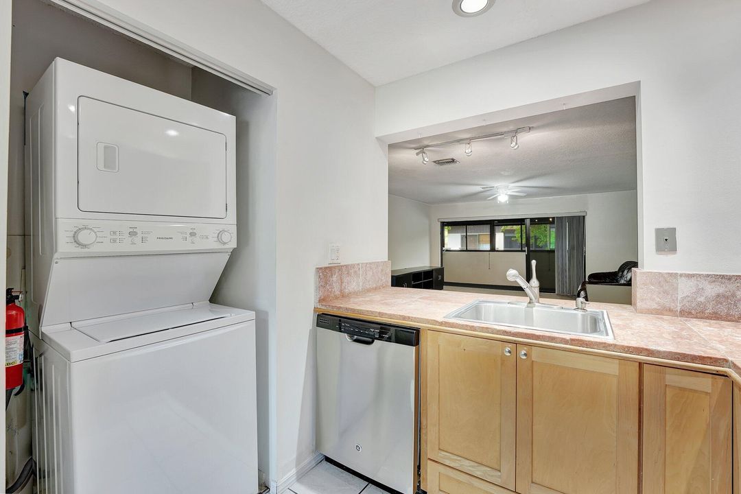 For Sale: $158,000 (2 beds, 2 baths, 1019 Square Feet)