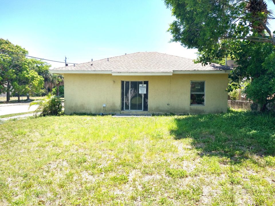 Active With Contract: $195,000 (3 beds, 2 baths, 1172 Square Feet)