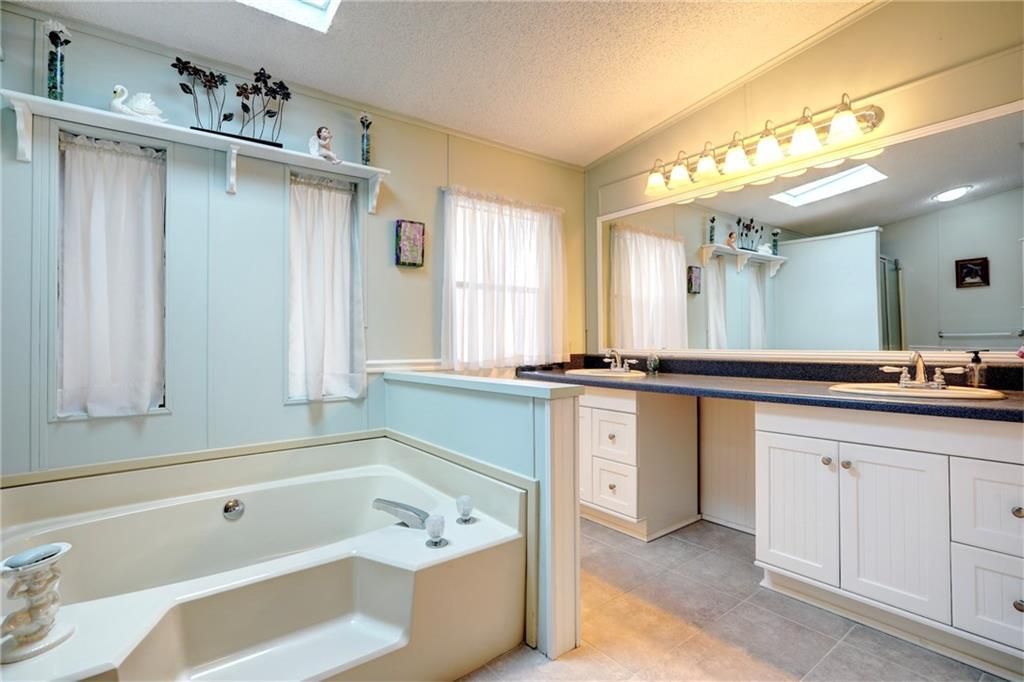 For Sale: $204,700 (2 beds, 2 baths, 1344 Square Feet)