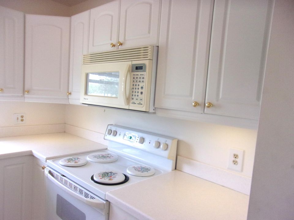 For Sale: $159,900 (2 beds, 2 baths, 1014 Square Feet)