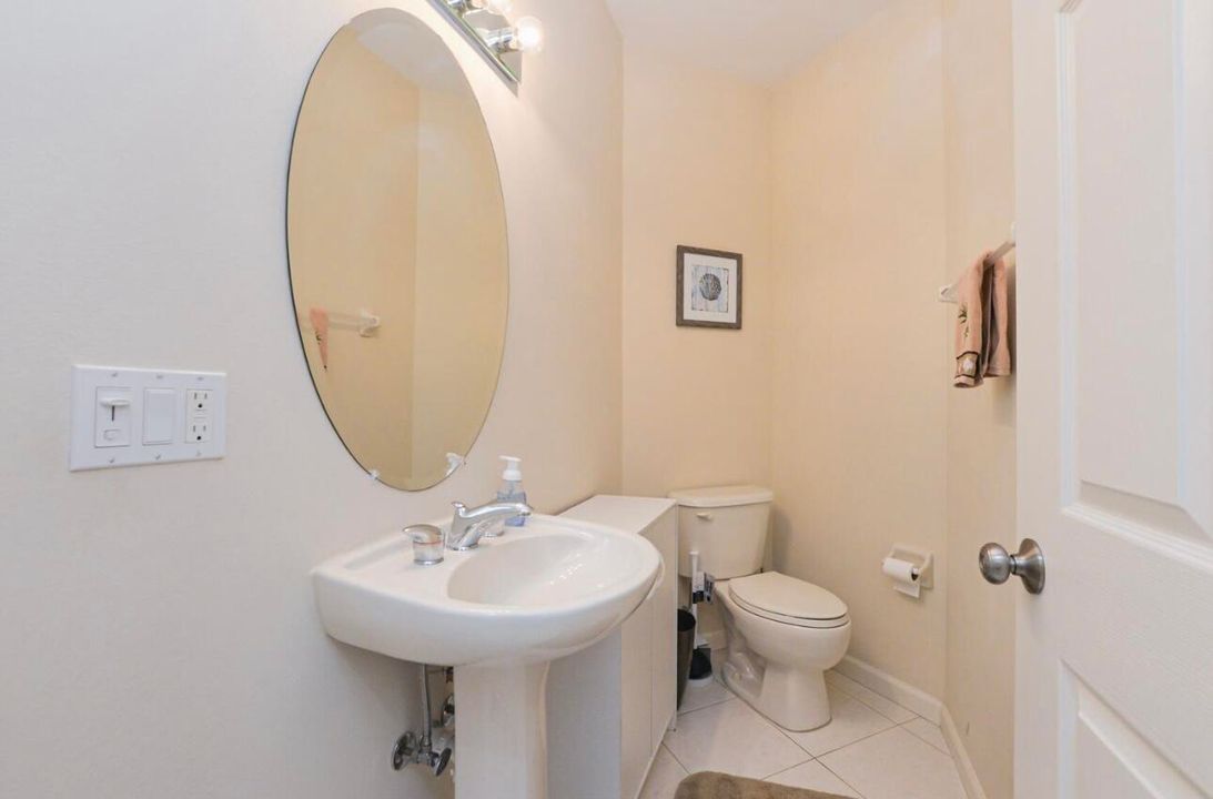 For Sale: $319,900 (2 beds, 2 baths, 1312 Square Feet)