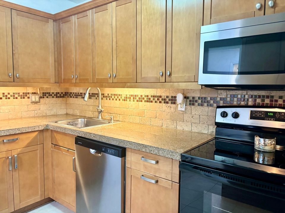 For Sale: $205,900 (2 beds, 2 baths, 944 Square Feet)