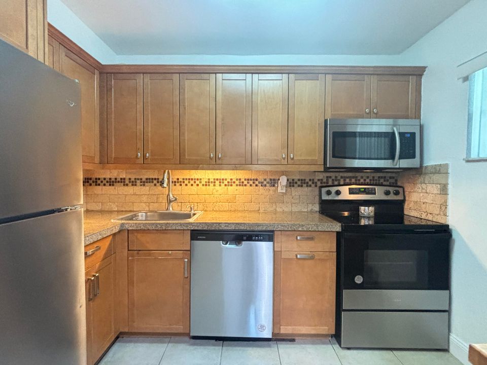 For Sale: $205,900 (2 beds, 2 baths, 944 Square Feet)