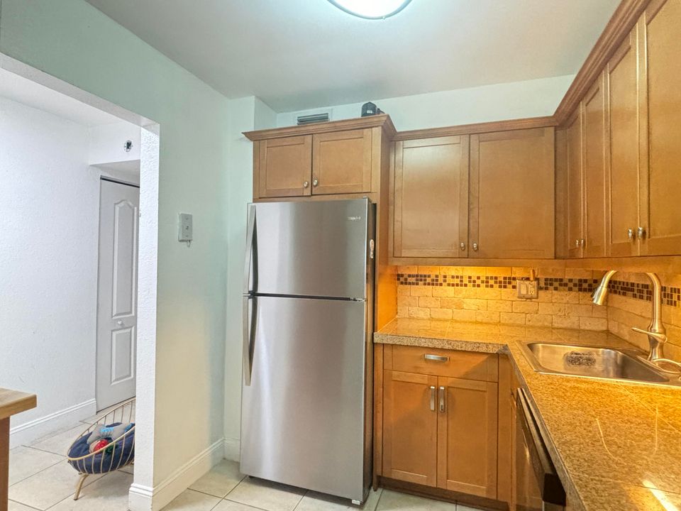 For Sale: $205,900 (2 beds, 2 baths, 944 Square Feet)