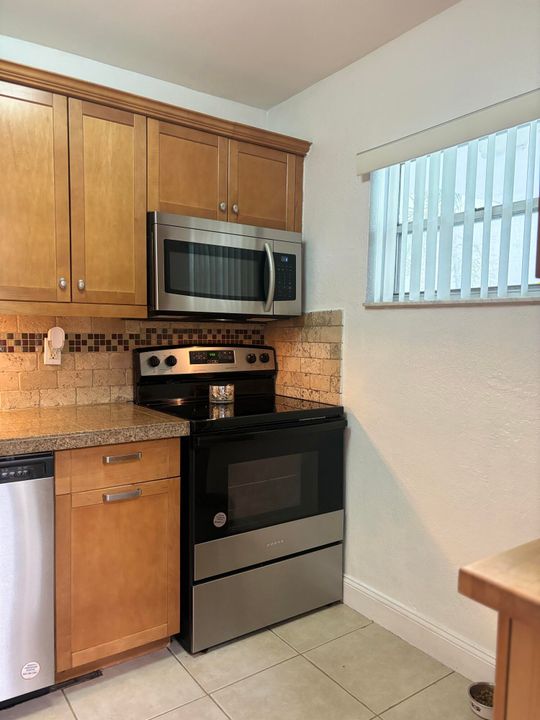 For Sale: $205,900 (2 beds, 2 baths, 944 Square Feet)