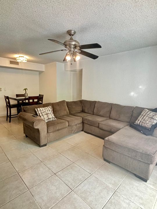 For Sale: $205,900 (2 beds, 2 baths, 944 Square Feet)