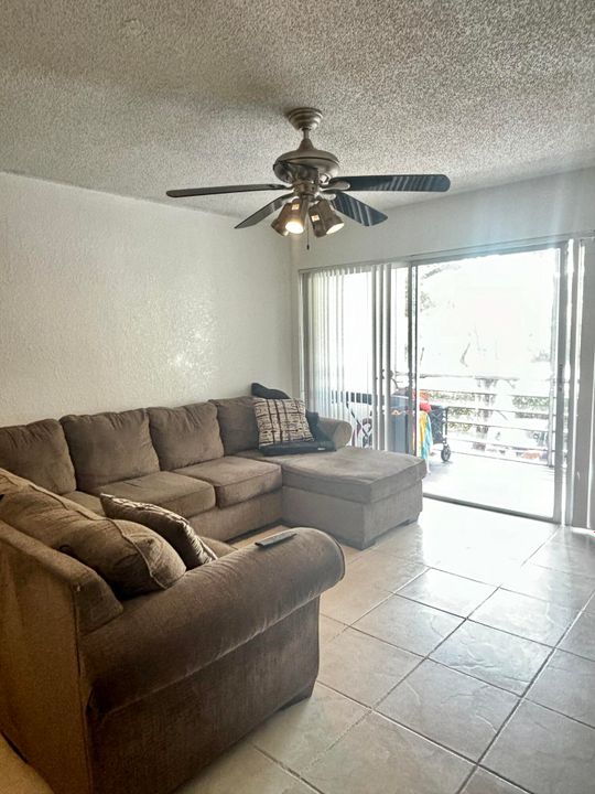 For Sale: $205,900 (2 beds, 2 baths, 944 Square Feet)