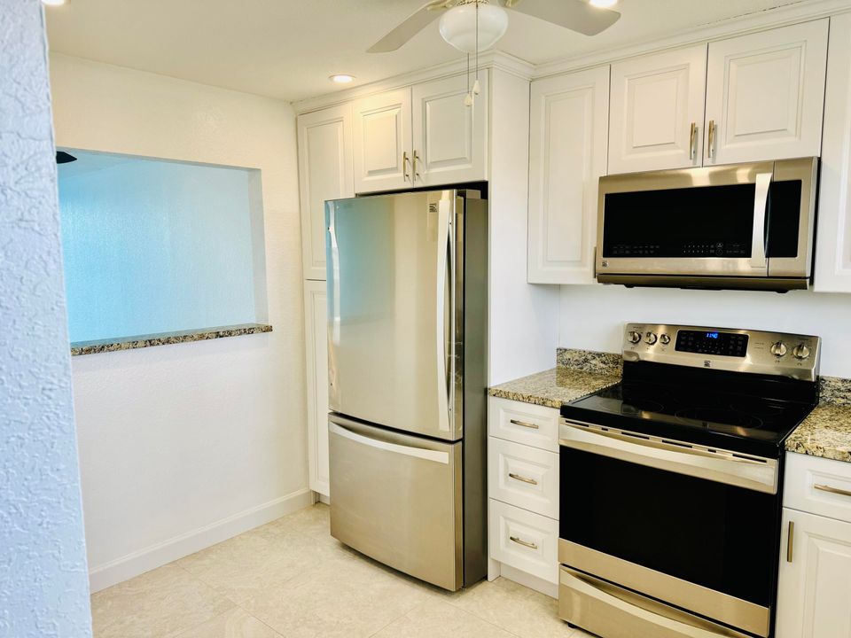 Active With Contract: $2,100 (2 beds, 2 baths, 963 Square Feet)