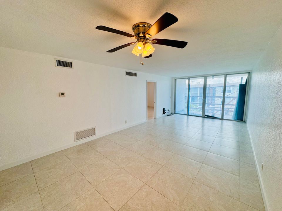 Active With Contract: $2,100 (2 beds, 2 baths, 963 Square Feet)