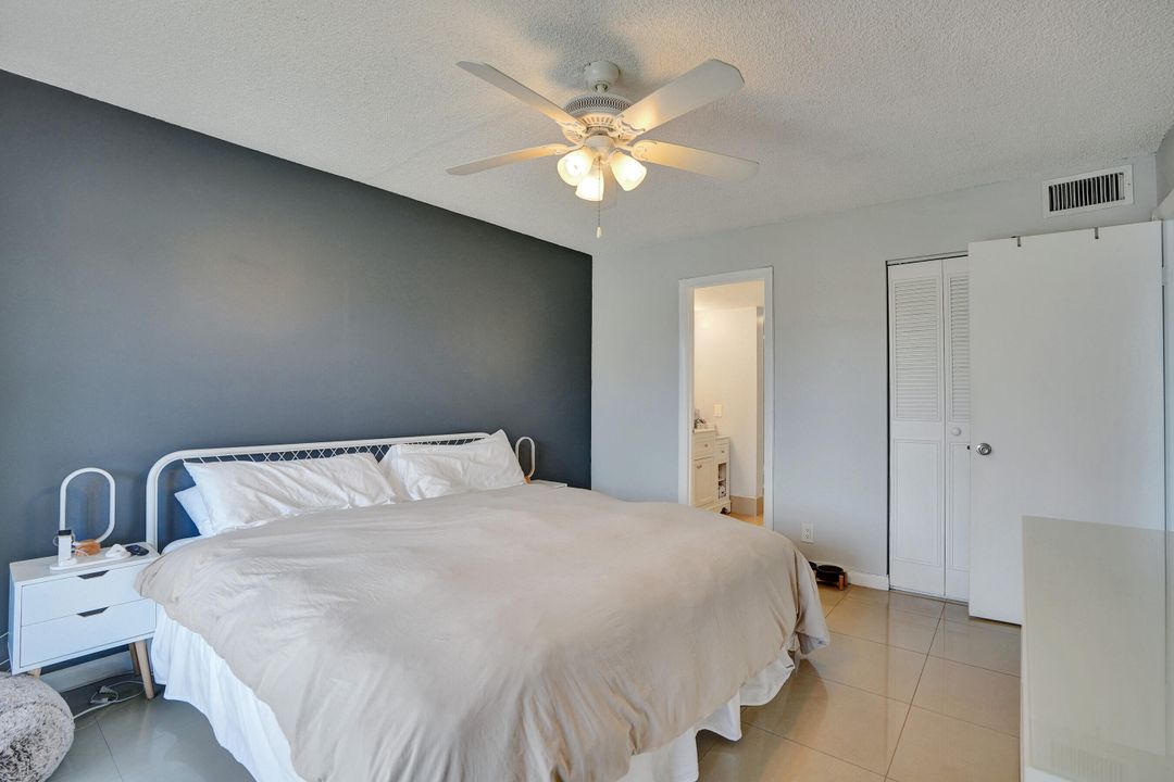 Active With Contract: $289,000 (2 beds, 1 baths, 916 Square Feet)