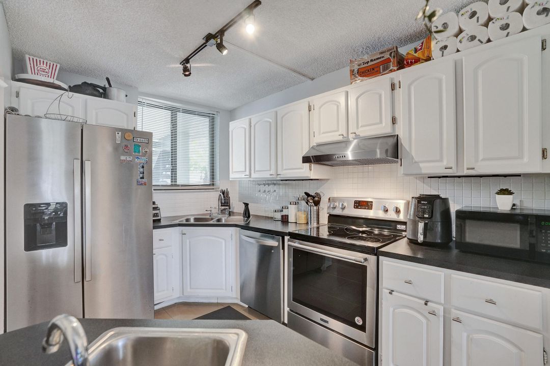 Active With Contract: $289,000 (2 beds, 1 baths, 916 Square Feet)