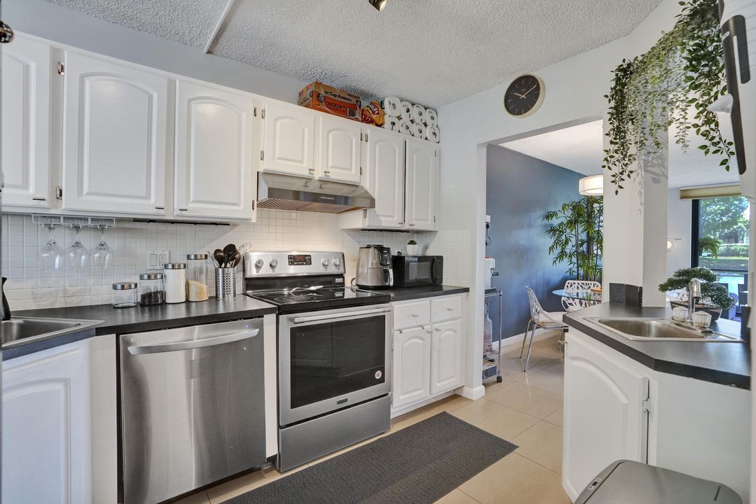 Active With Contract: $289,000 (2 beds, 1 baths, 916 Square Feet)