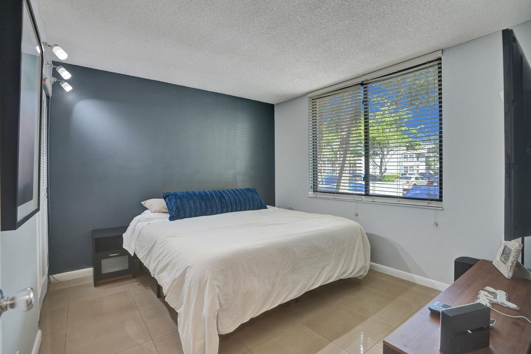 Active With Contract: $289,000 (2 beds, 1 baths, 916 Square Feet)