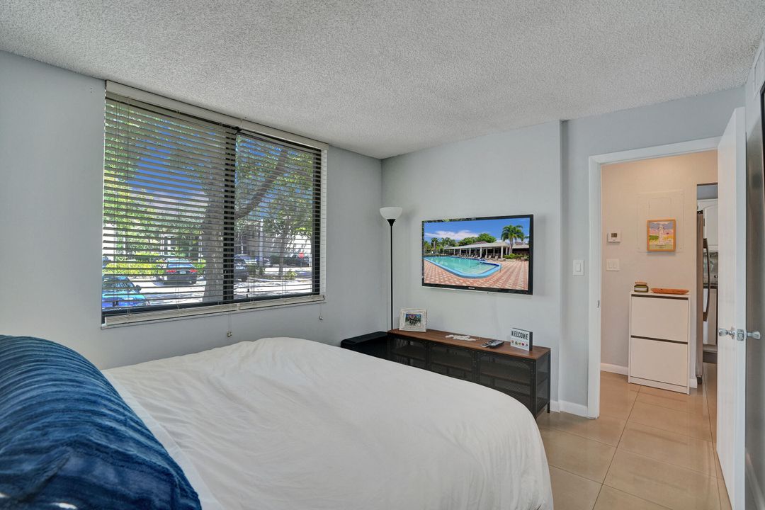Active With Contract: $289,000 (2 beds, 1 baths, 916 Square Feet)