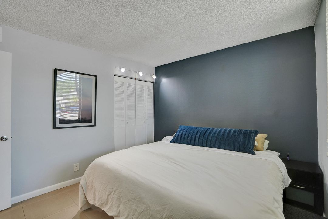 Active With Contract: $289,000 (2 beds, 1 baths, 916 Square Feet)