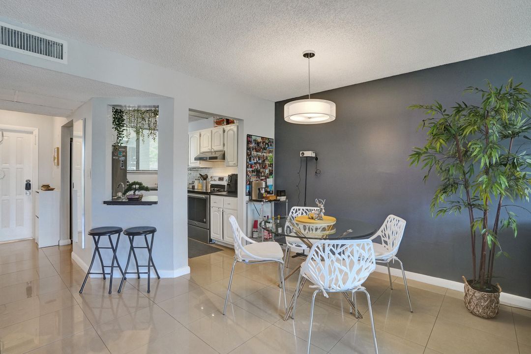 Active With Contract: $289,000 (2 beds, 1 baths, 916 Square Feet)