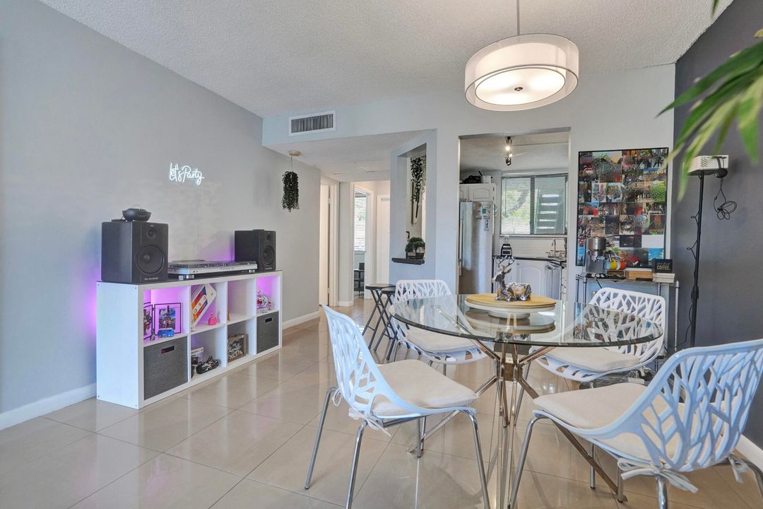 Active With Contract: $289,000 (2 beds, 1 baths, 916 Square Feet)