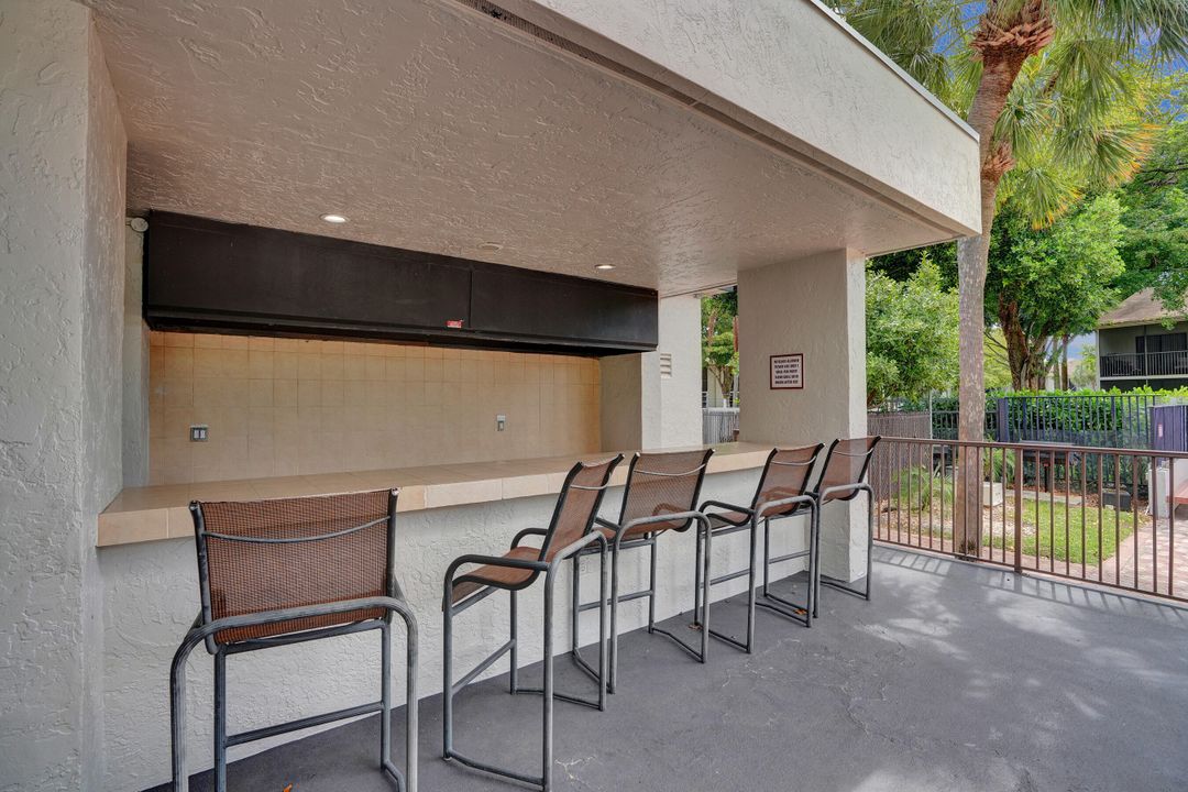 Active With Contract: $289,000 (2 beds, 1 baths, 916 Square Feet)