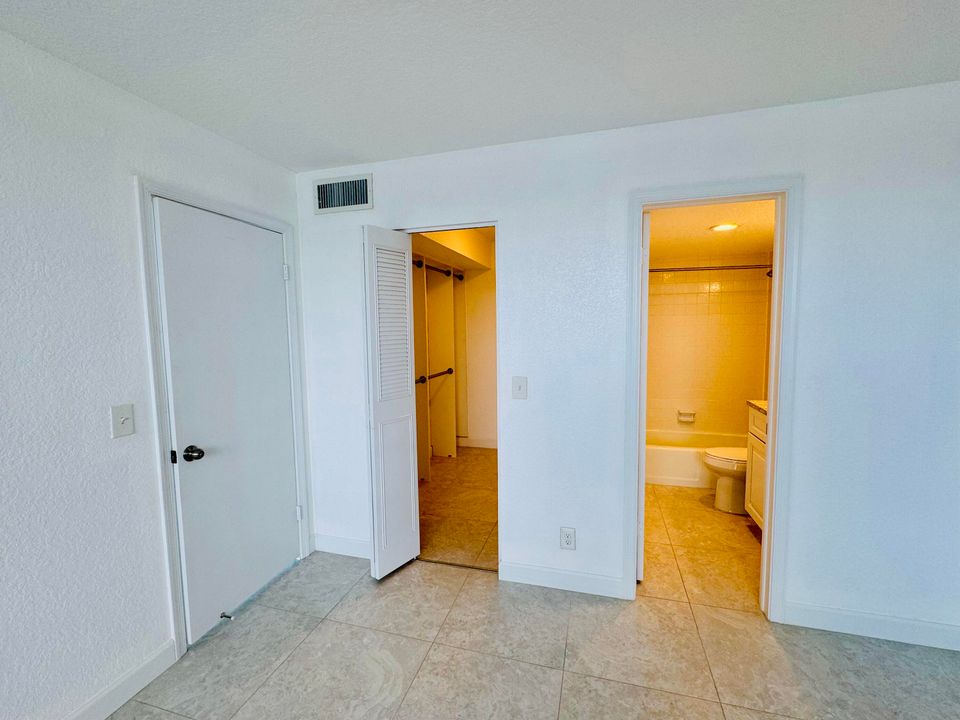 Active With Contract: $2,100 (2 beds, 2 baths, 963 Square Feet)