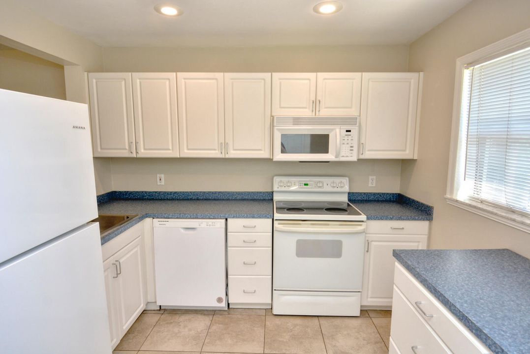 For Sale: $279,900 (2 beds, 2 baths, 1167 Square Feet)