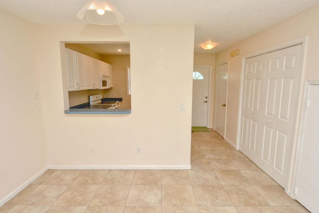 For Sale: $279,900 (2 beds, 2 baths, 1167 Square Feet)