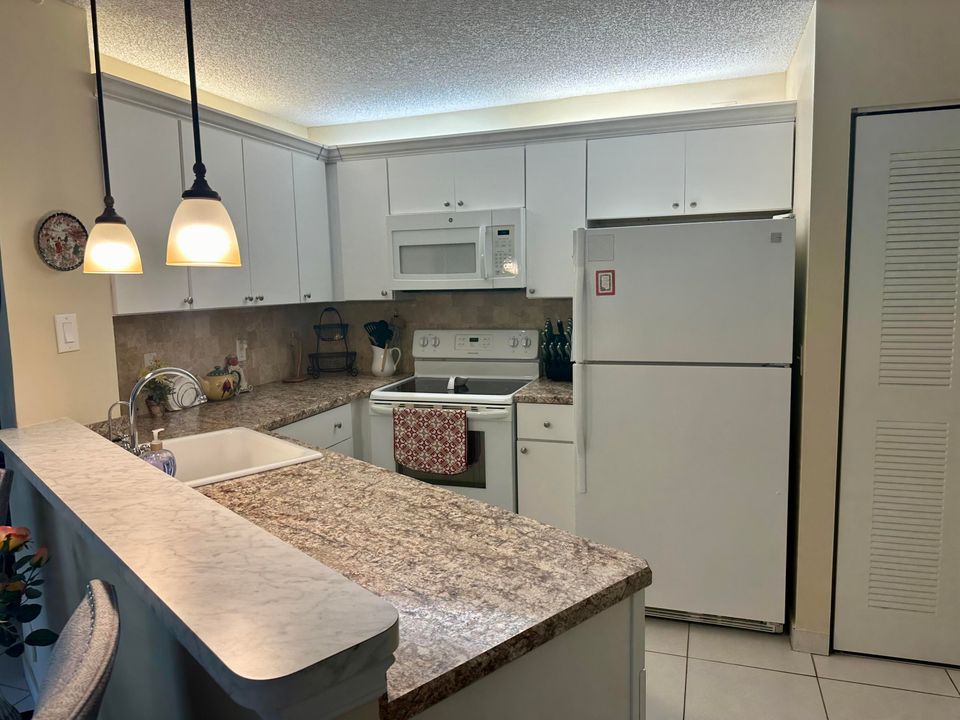 Active With Contract: $163,500 (2 beds, 2 baths, 852 Square Feet)