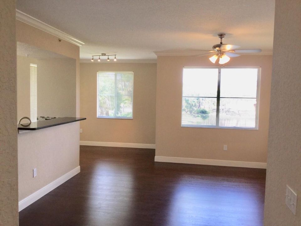 Active With Contract: $2,500 (2 beds, 2 baths, 1309 Square Feet)