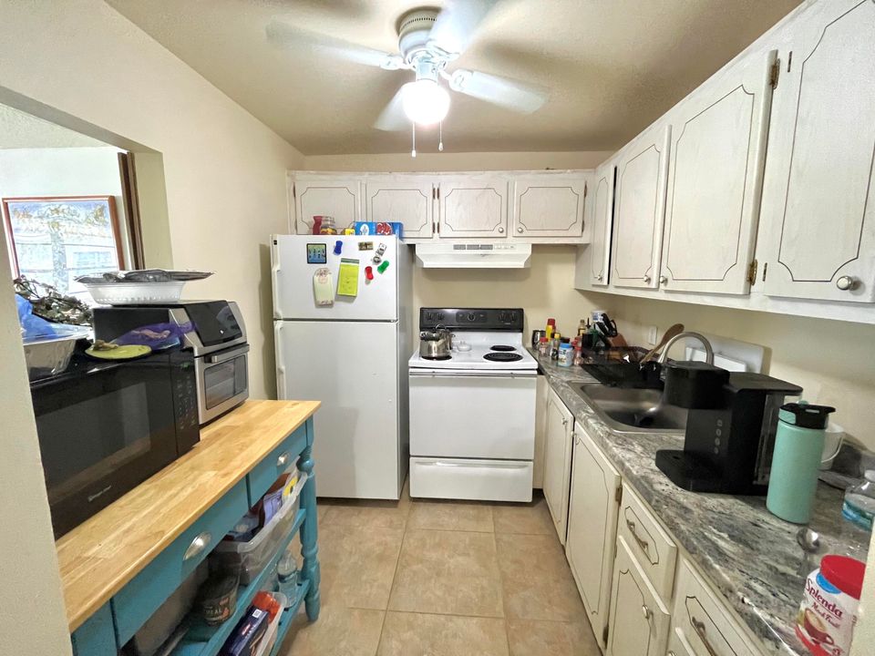 For Sale: $119,900 (1 beds, 1 baths, 700 Square Feet)