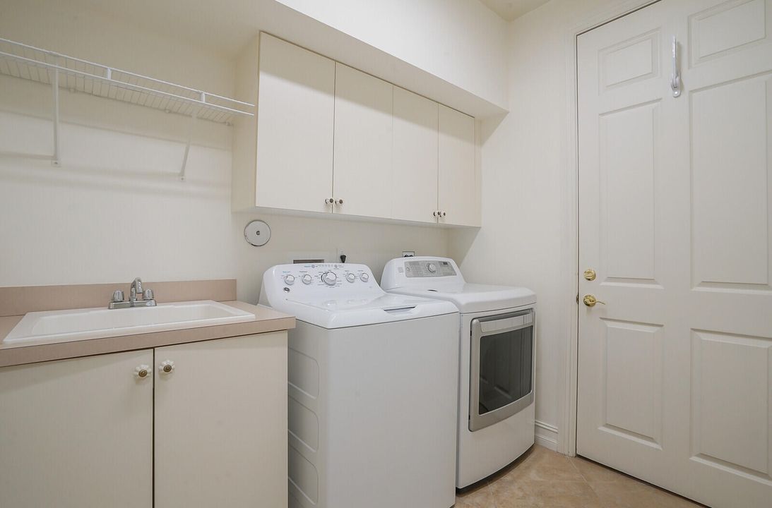 For Sale: $629,000 (2 beds, 2 baths, 2347 Square Feet)