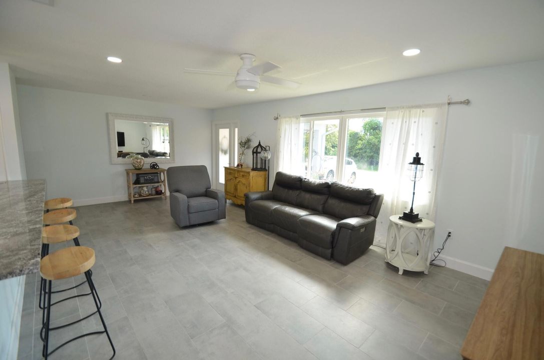 Active With Contract: $399,990 (3 beds, 2 baths, 1668 Square Feet)