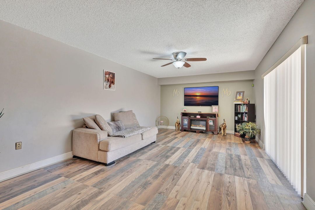 For Sale: $271,900 (2 beds, 2 baths, 1236 Square Feet)