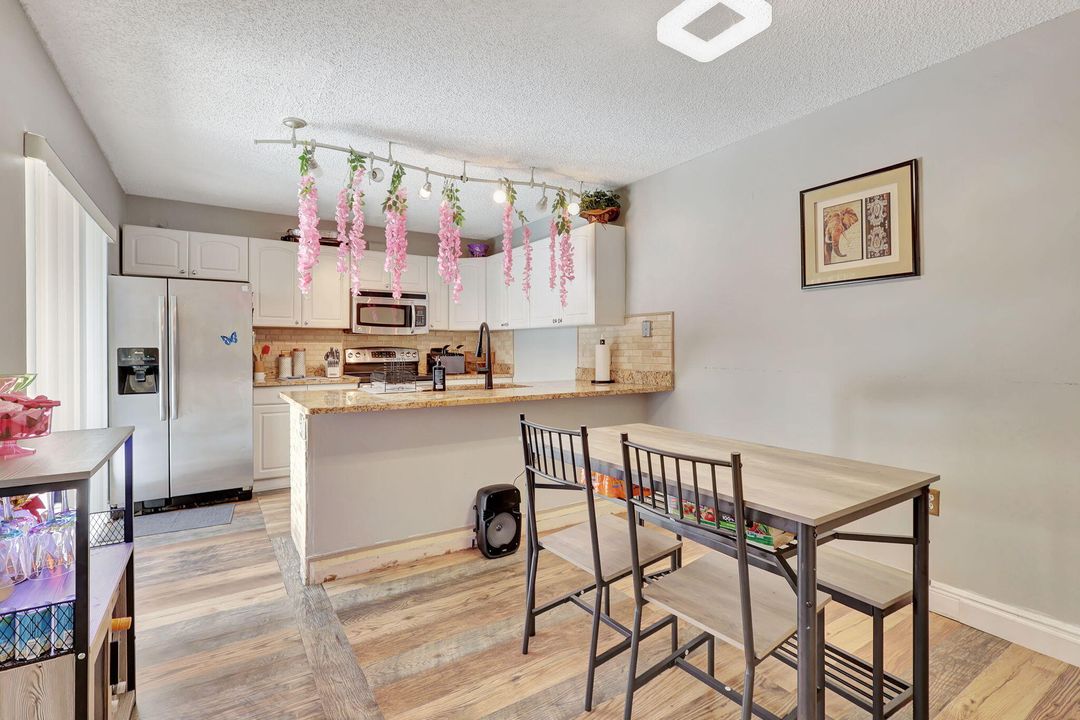 For Sale: $271,900 (2 beds, 2 baths, 1236 Square Feet)