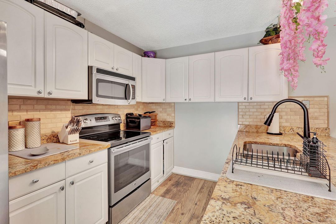 For Sale: $271,900 (2 beds, 2 baths, 1236 Square Feet)