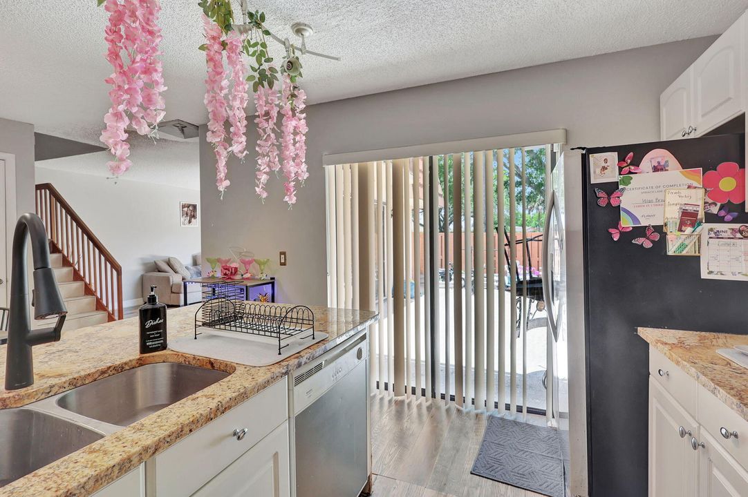 For Sale: $271,900 (2 beds, 2 baths, 1236 Square Feet)