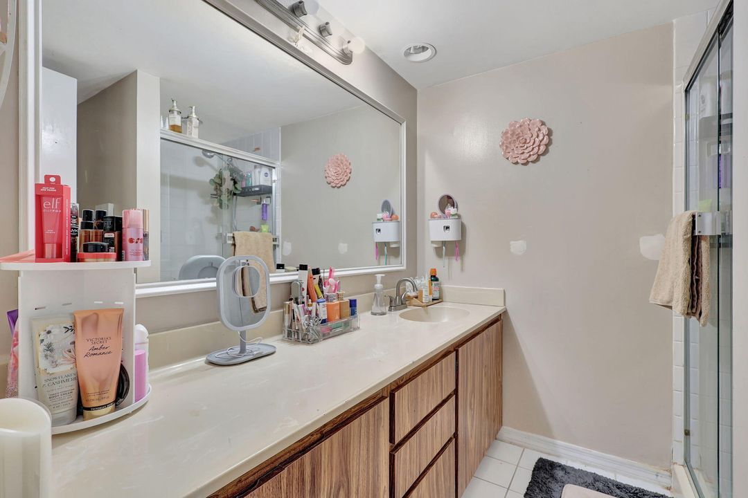 For Sale: $271,900 (2 beds, 2 baths, 1236 Square Feet)