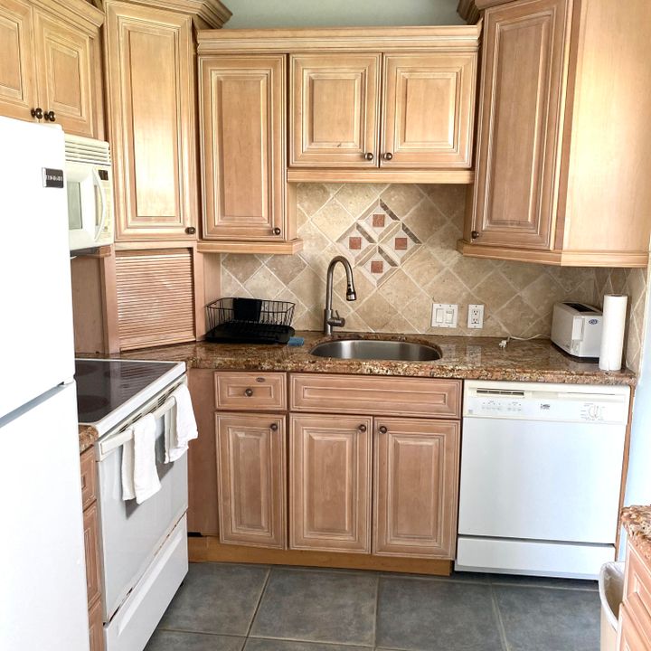 For Rent: $3,500 (2 beds, 1 baths, 840 Square Feet)